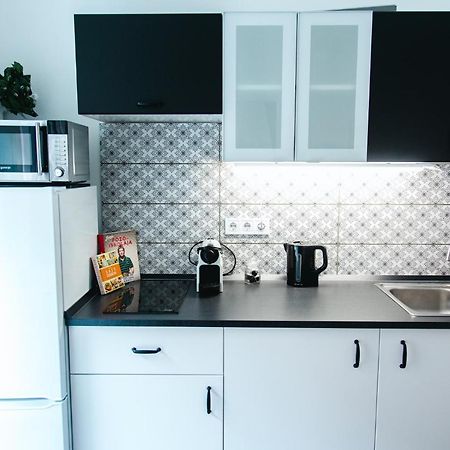 Black & White Apartment With A Gift Soft Panda Boedapest Buitenkant foto