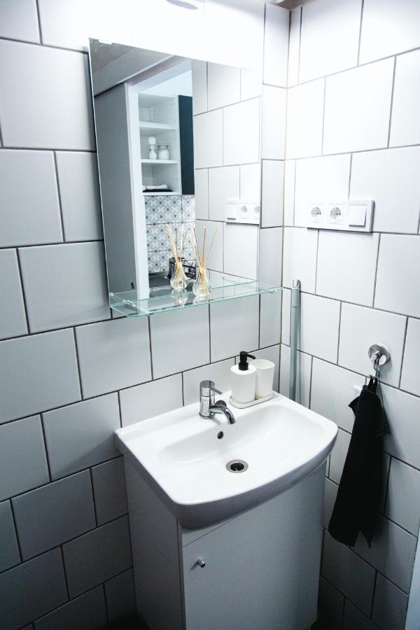 Black & White Apartment With A Gift Soft Panda Boedapest Buitenkant foto