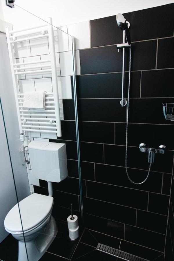Black & White Apartment With A Gift Soft Panda Boedapest Buitenkant foto