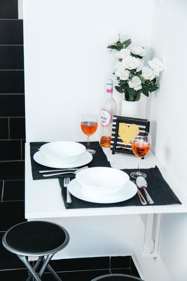 Black & White Apartment With A Gift Soft Panda Boedapest Buitenkant foto