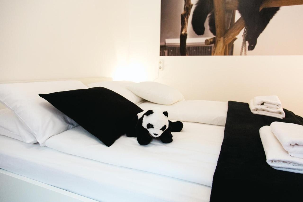 Black & White Apartment With A Gift Soft Panda Boedapest Buitenkant foto