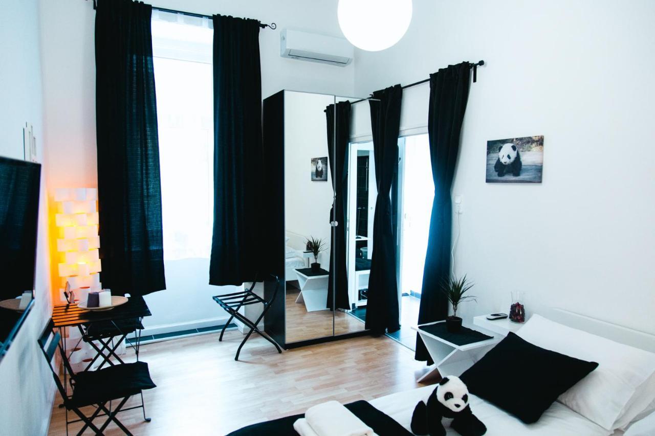 Black & White Apartment With A Gift Soft Panda Boedapest Buitenkant foto
