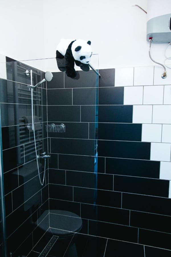 Black & White Apartment With A Gift Soft Panda Boedapest Buitenkant foto