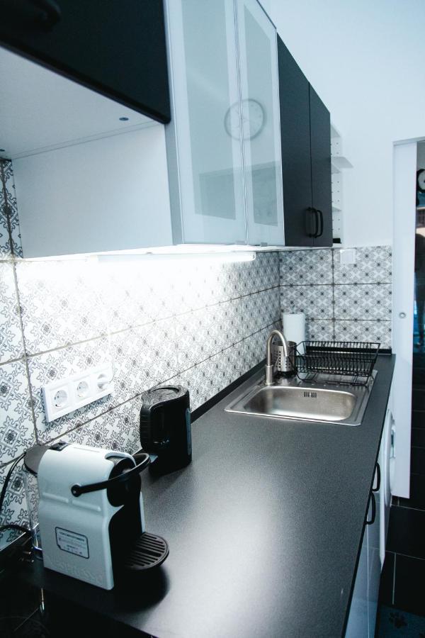 Black & White Apartment With A Gift Soft Panda Boedapest Buitenkant foto