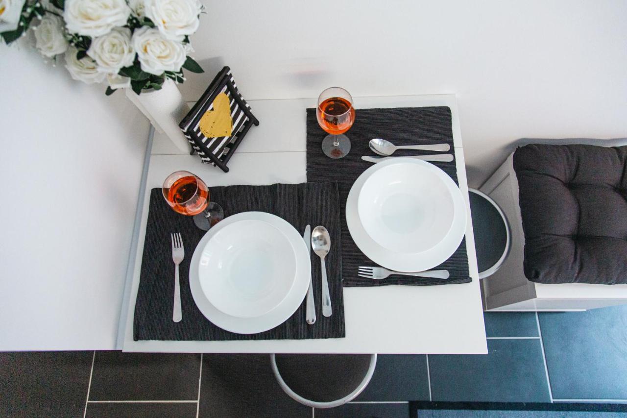 Black & White Apartment With A Gift Soft Panda Boedapest Buitenkant foto