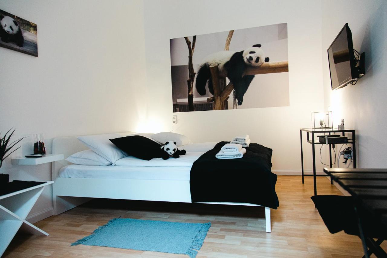 Black & White Apartment With A Gift Soft Panda Boedapest Buitenkant foto
