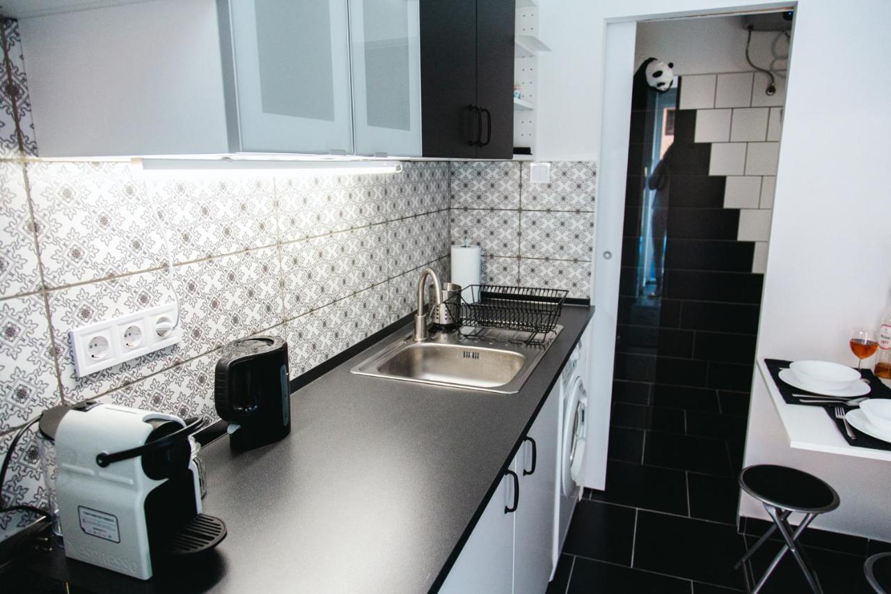 Black & White Apartment With A Gift Soft Panda Boedapest Buitenkant foto
