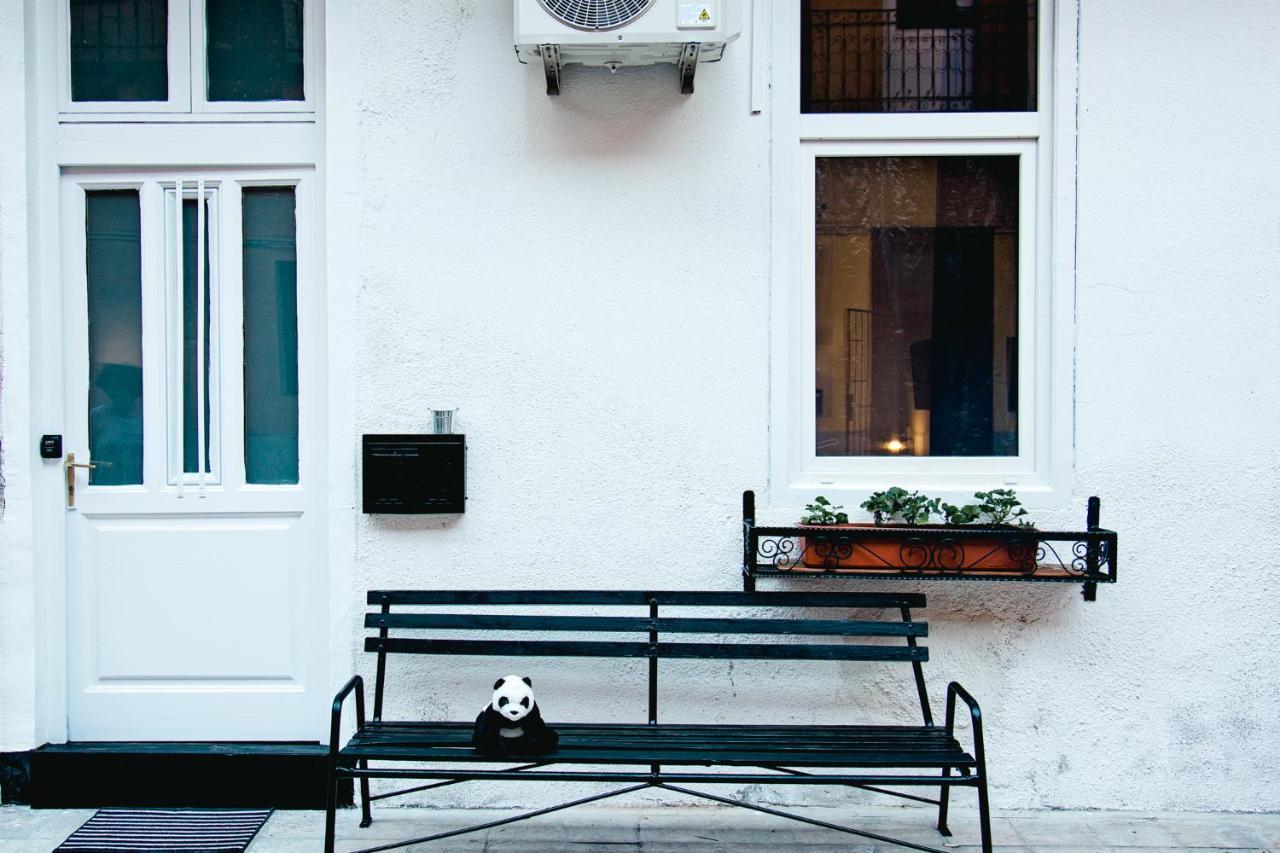 Black & White Apartment With A Gift Soft Panda Boedapest Buitenkant foto