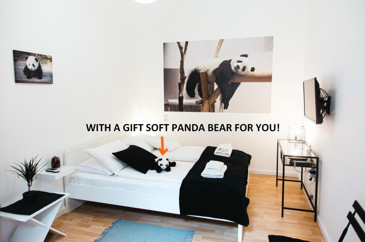 Black & White Apartment With A Gift Soft Panda Boedapest Buitenkant foto